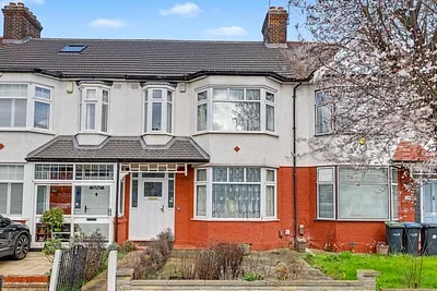 Kenmare Gardens, London, N13 - Strettons