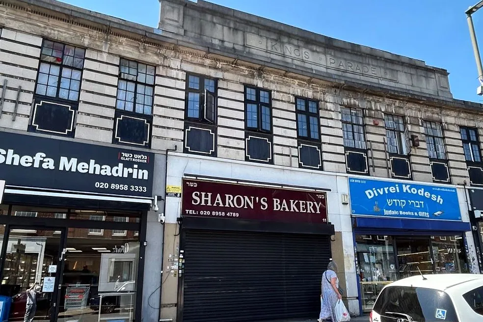 11 Edgwarebury Lane, Edgware, Middlesex, HA8 8LH -  Strettons